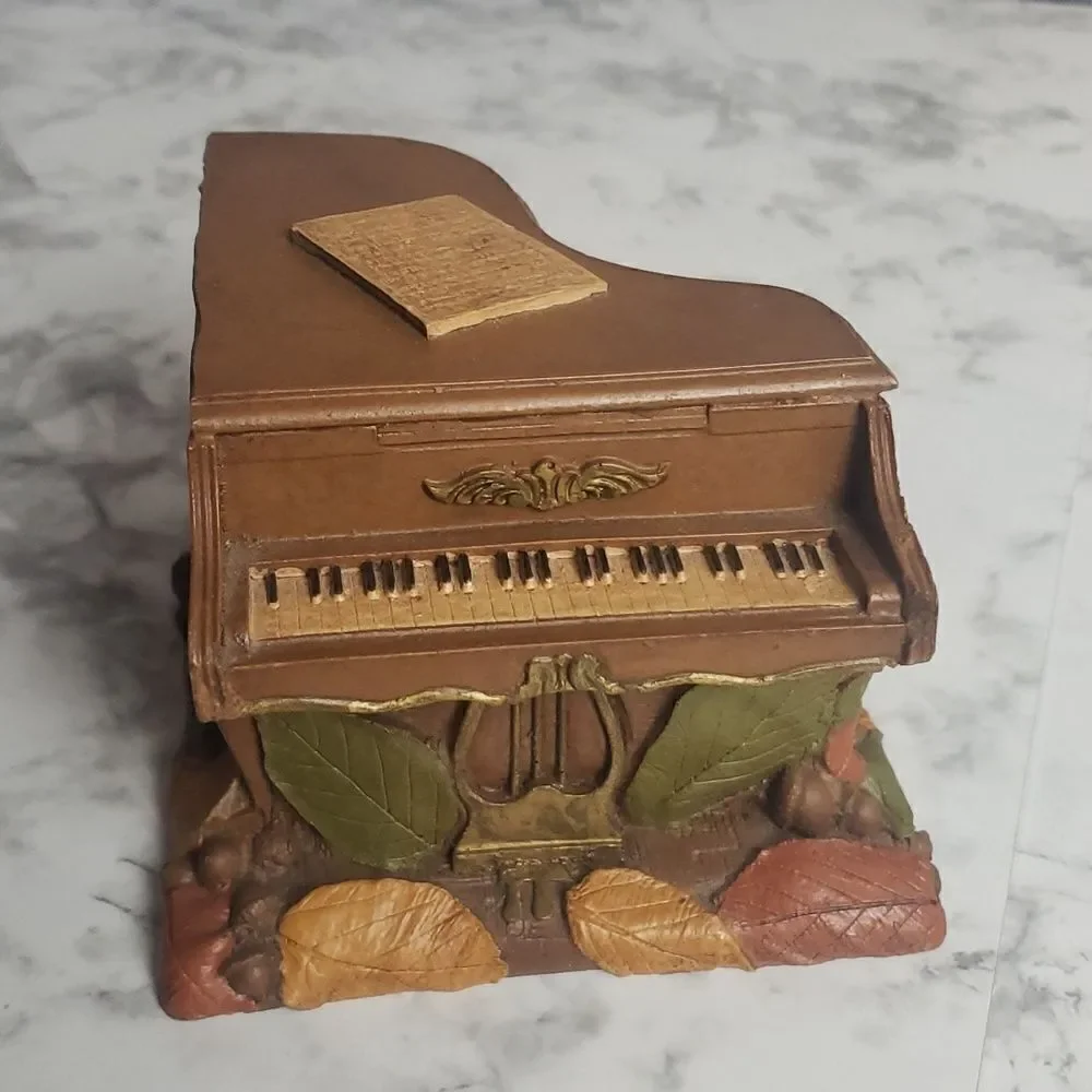 ‎Piano Decor with Fall Leaves